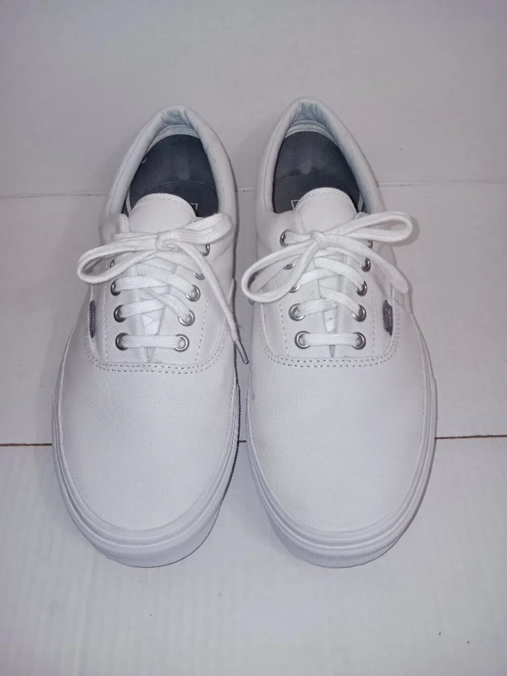 VANS MEN'S CLASSIC WHITE CANVAS SNEAKERS